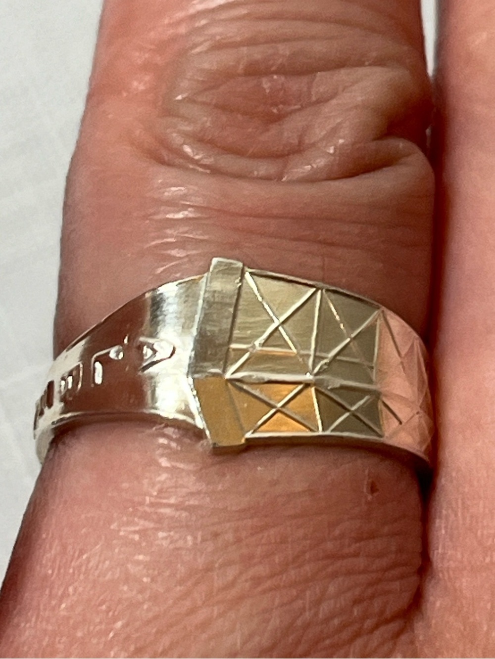 ALBERTA Adjustable Geometric Band Ring
Vintage
Size 7